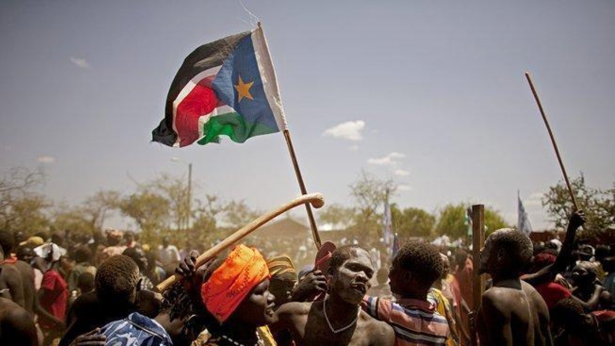 Miembros de la sociedad protestan en Sudán.-AP
