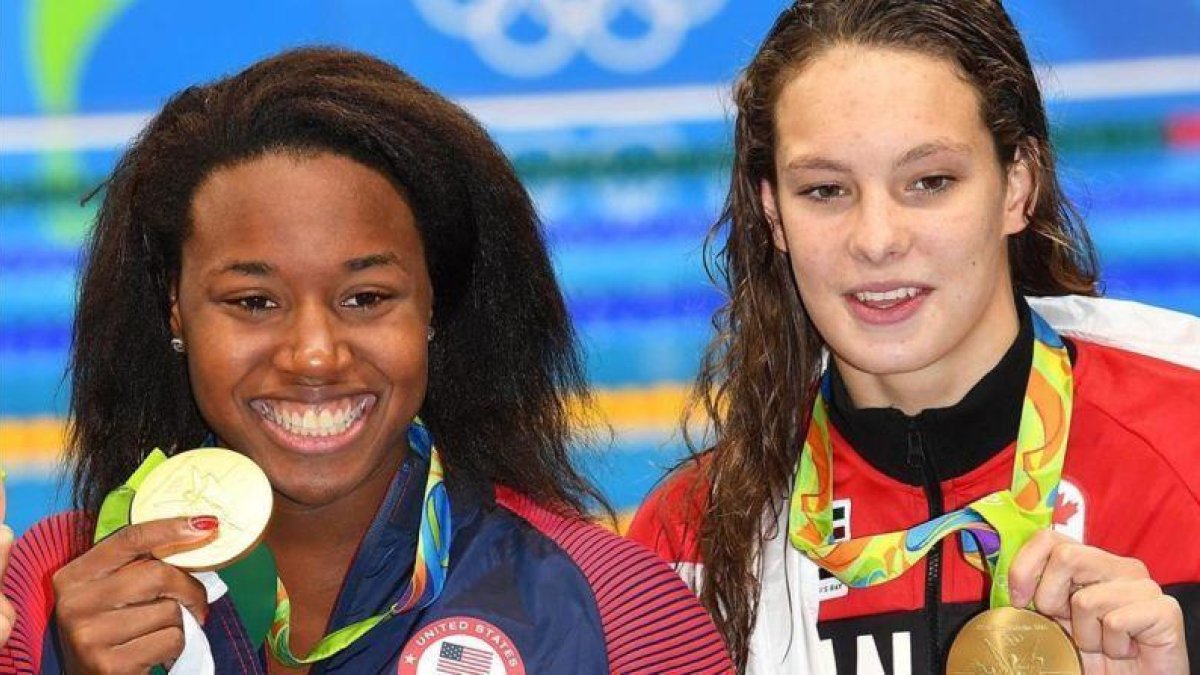 Simone Manuel junto a la canadiense Penny Oleksiak, con la que compartieron el oro en 100 metros libres.-EFE / DEAN LEWINS