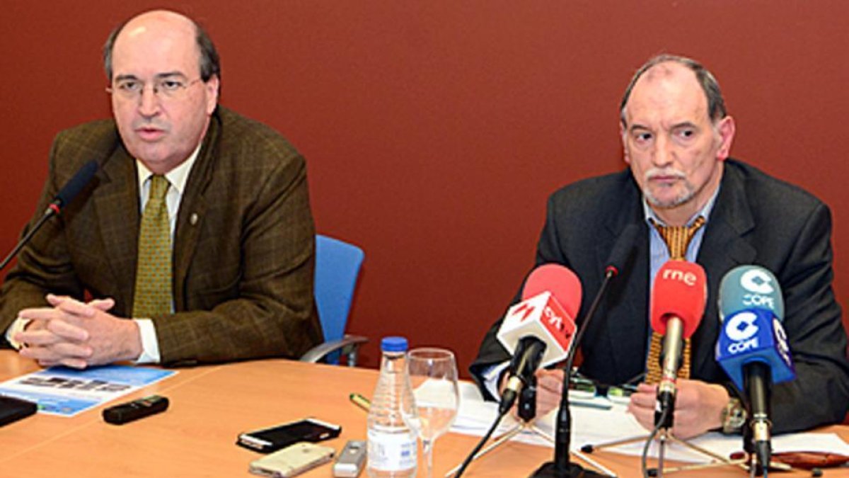 González y Bachiller en la presentación del estudio.-ÁLVARO MARTÍNEZ