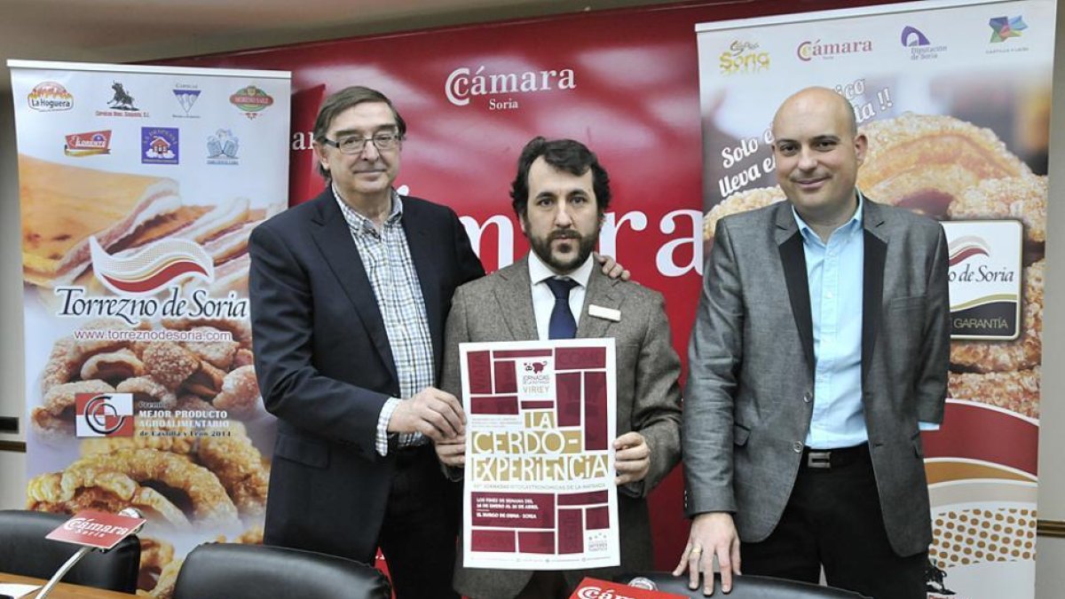 Samuel Martínez, Armando García y Juanjo Delgado, en la presentación del torrezno-V.G.