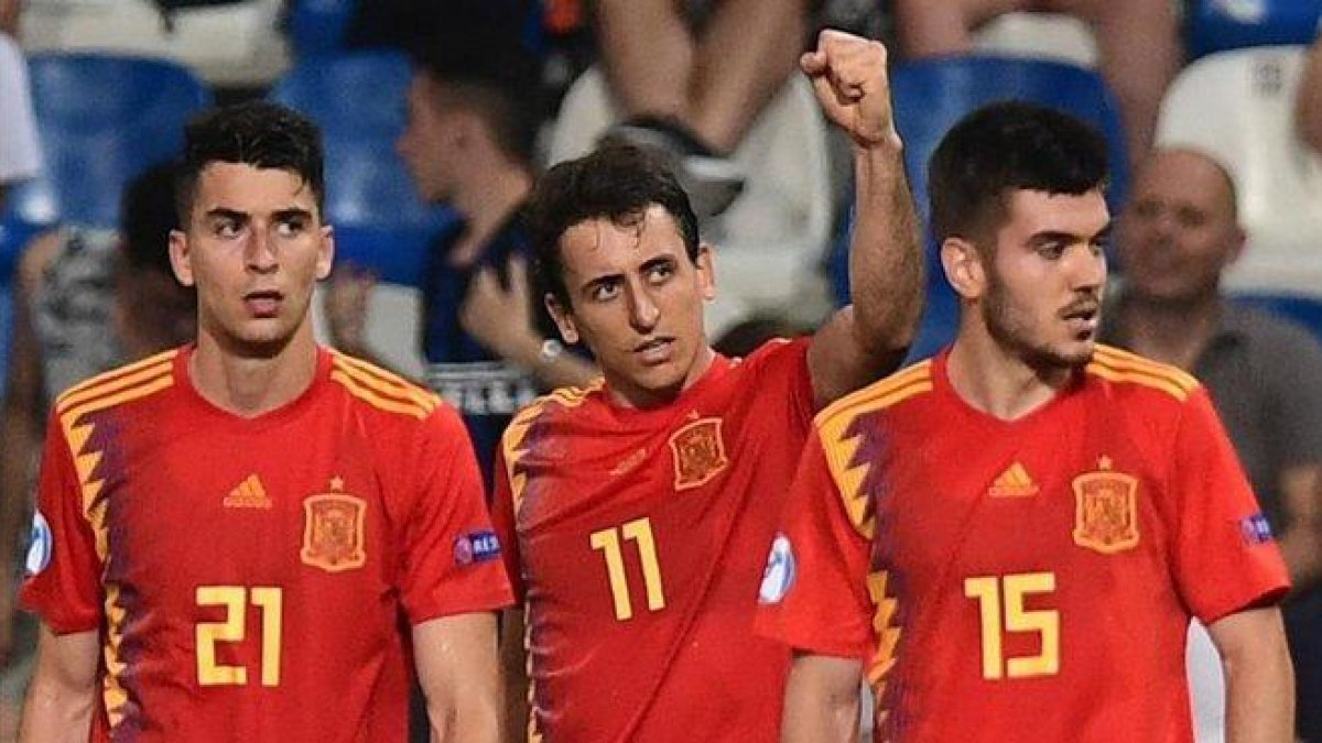 Oyarzabal (11), entre Marc Roca (21) y Martín Aguirregabiria (15) después de transformar un penalti ante Francia.-MIGUEL MEDINA (AFP)