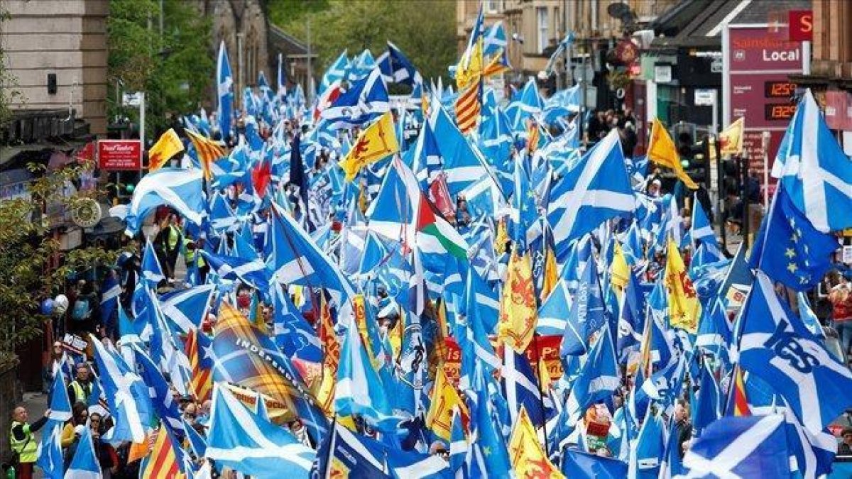 Manifestación en Glasgow para la convocatoria de un segundo referéndum de independencia en Escocia.-ROBERT PERRY (EFE)