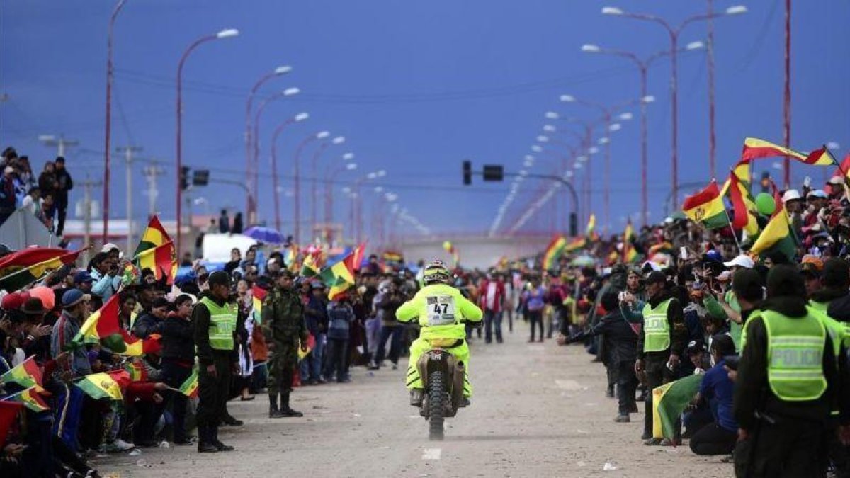 El piloto argentino José Julián Kozac llega a la meta de la quinta etapa, en Oruro.-AFP / FRANCK FIFE