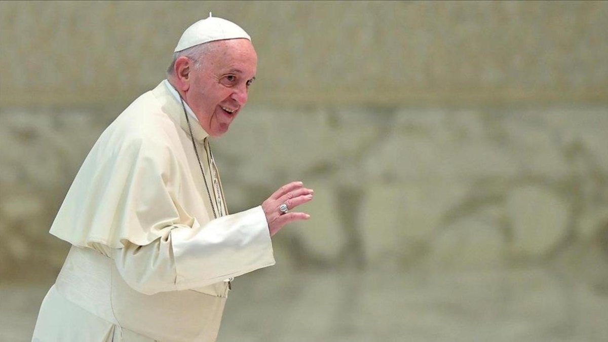 El papa Francisco llega a su audiencia de los miercoles en el Vaticano.-EFE