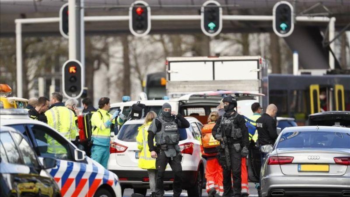 Servicios de emergencia en el lugar donde se ha producido el tiroteo, en Utrecht.-ROBIN VAN LONKHUIJSEN (AFP)