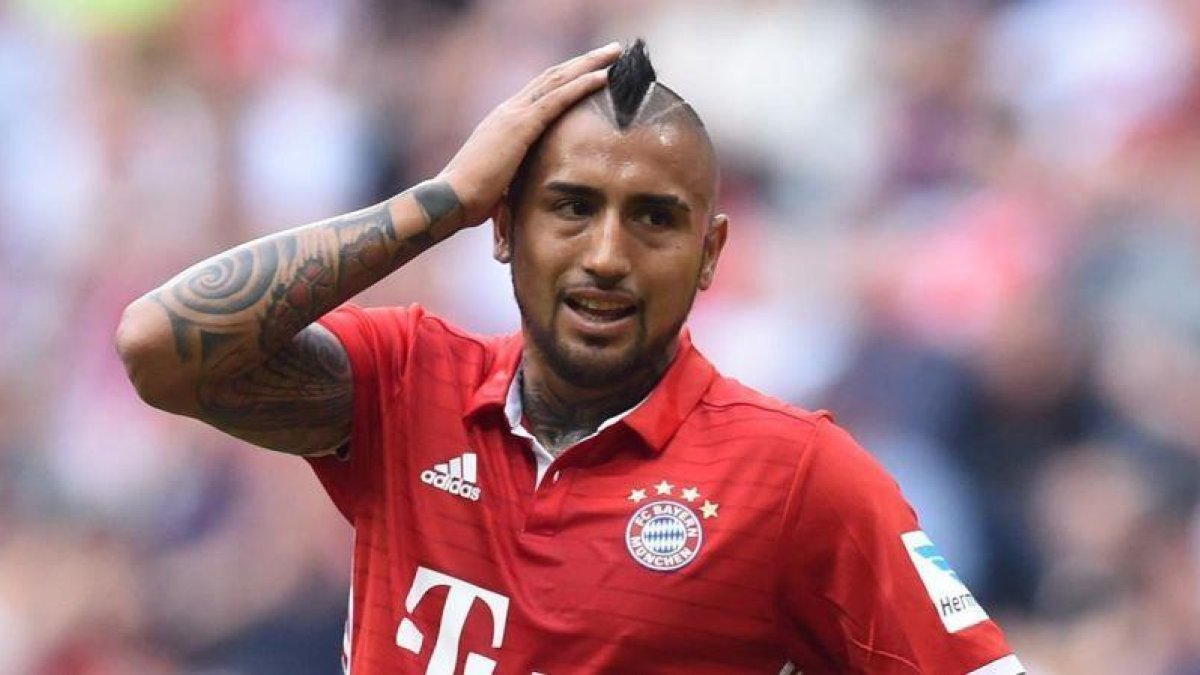 Arturo Vidal se lamenta en un partido del Bayern.-AFP / CHRISTOF STACHE