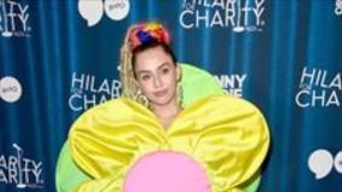 FAN DE ÁGATHA RUIZ DE LA PRADA: Miley Cyrus se disfraza de flor en un acto  solidario