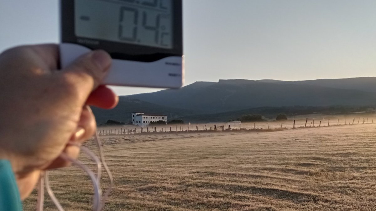 Agustín Sandoval sostiene un termómetro bajo cero en el amanecer durolense. AGUSTÍN SANDOVAL