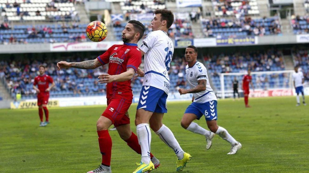 Mateu controla un balón en el partido ante el Tenerife.-ÁREA 11