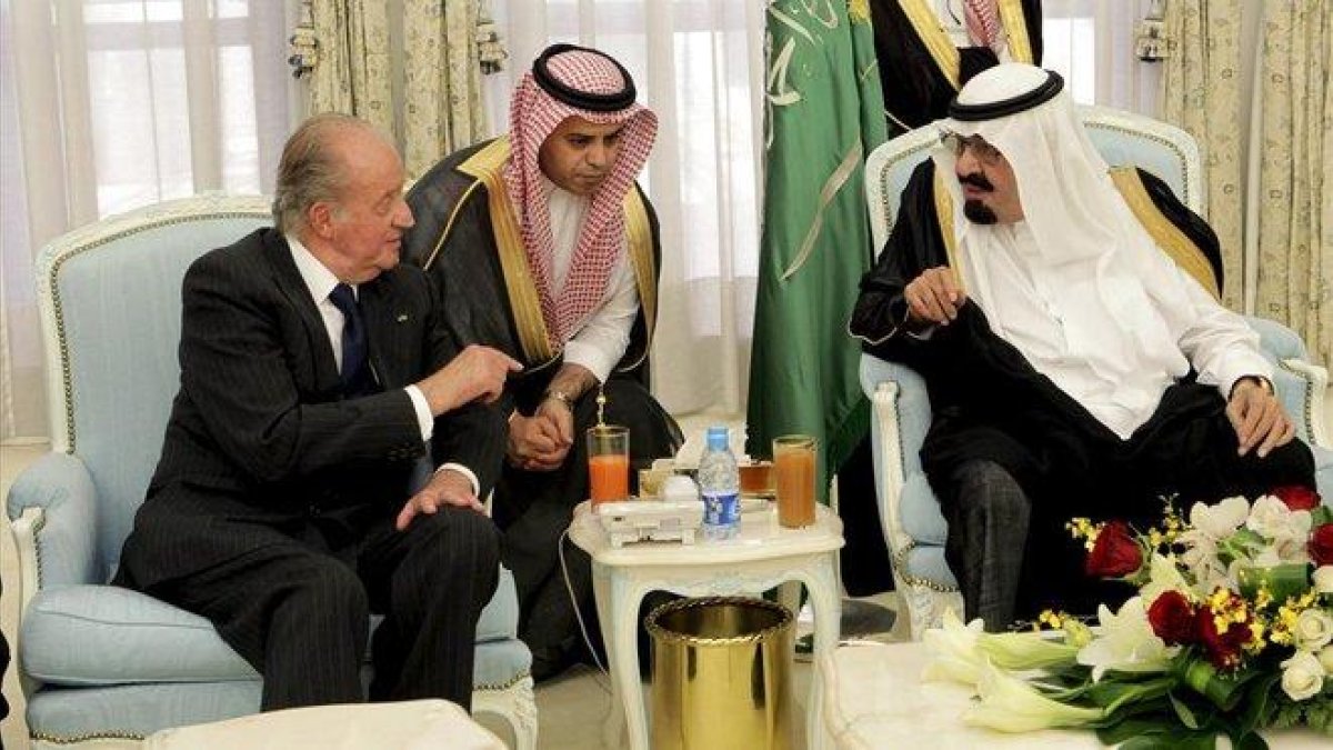 El rey Juan Carlos, con el fallecido rey de Arabia Saudí Abdalá bin Abdelaziz, en una imagen del 2012.-EFE