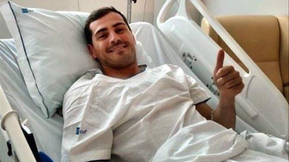 Imagen de la cuenta oficial de Twitter de Iker Casillas, tras pasar su primera noche en el Hospital CUF de Oporto.-EFE