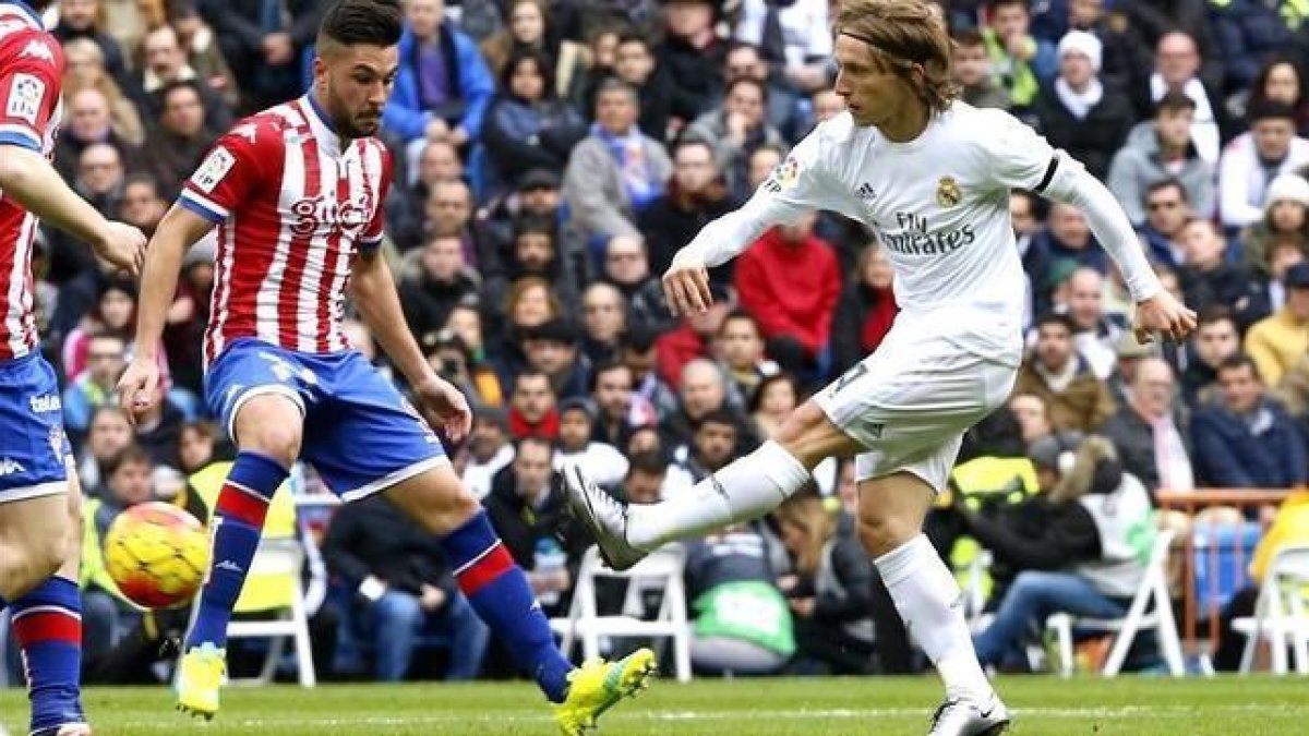 Modric, durante el partido entre el Madrid y el Sporting.-JUAN MANUEL PRATS