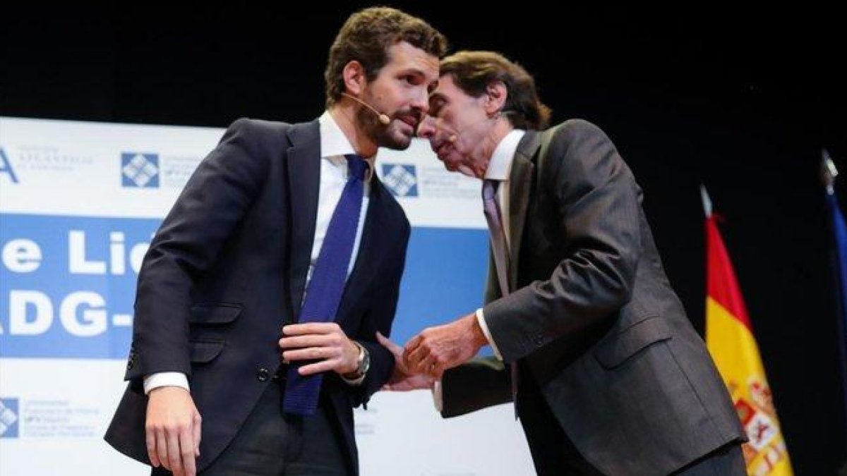 Pablo Casado y José María Aznar, este martes, en el auditorio de la Universidad Francisco de Vitoria, en Madrid.-EUROPA PRESS