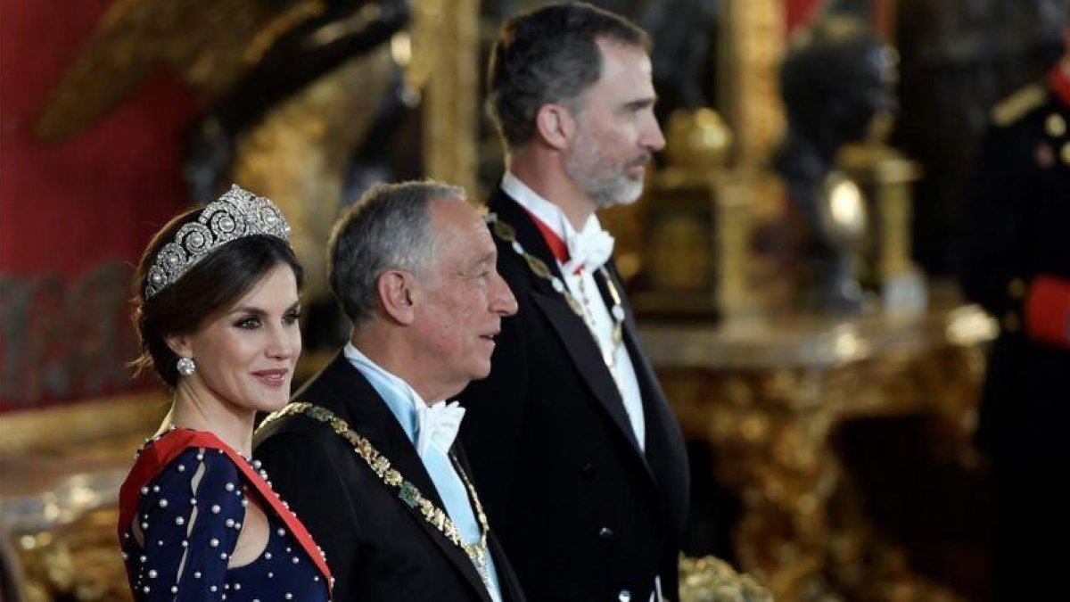 La reina Letizia, el presidente Marcelo Rebelo de Sousa y el rey Felipe.-SUSANA VERA