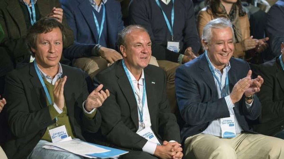 José Antonio Monago, entre el vicesecretario de organización del PP, Carlos Floriano, y el vicesecretario del PP, Javier Arenas, el viernes en Cáceres.-EFE