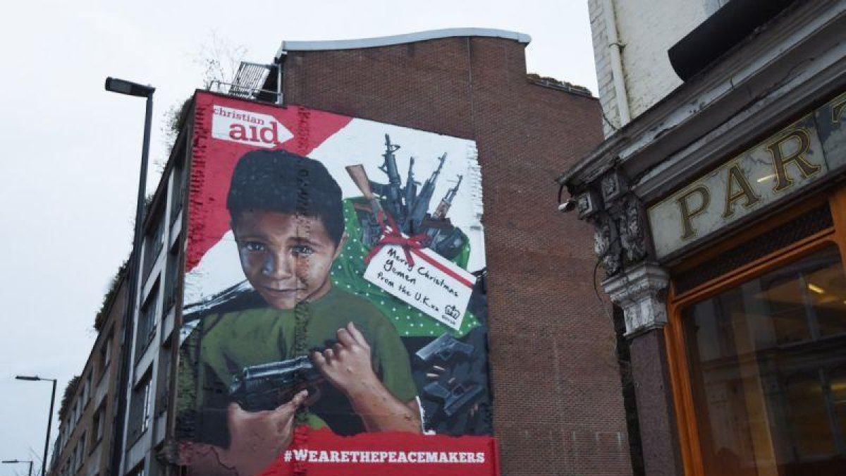Un mural que muestra a un nino yemeni con una pistola.-EFE FACUNDO ARRIZABALAGA / EPA