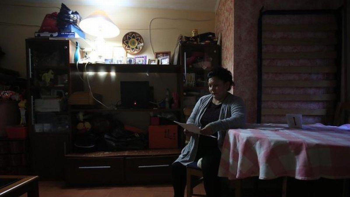 Mujer en situación de pobreza energética, en L'Hospitalet de Llobregat.-EL PERÓDICO