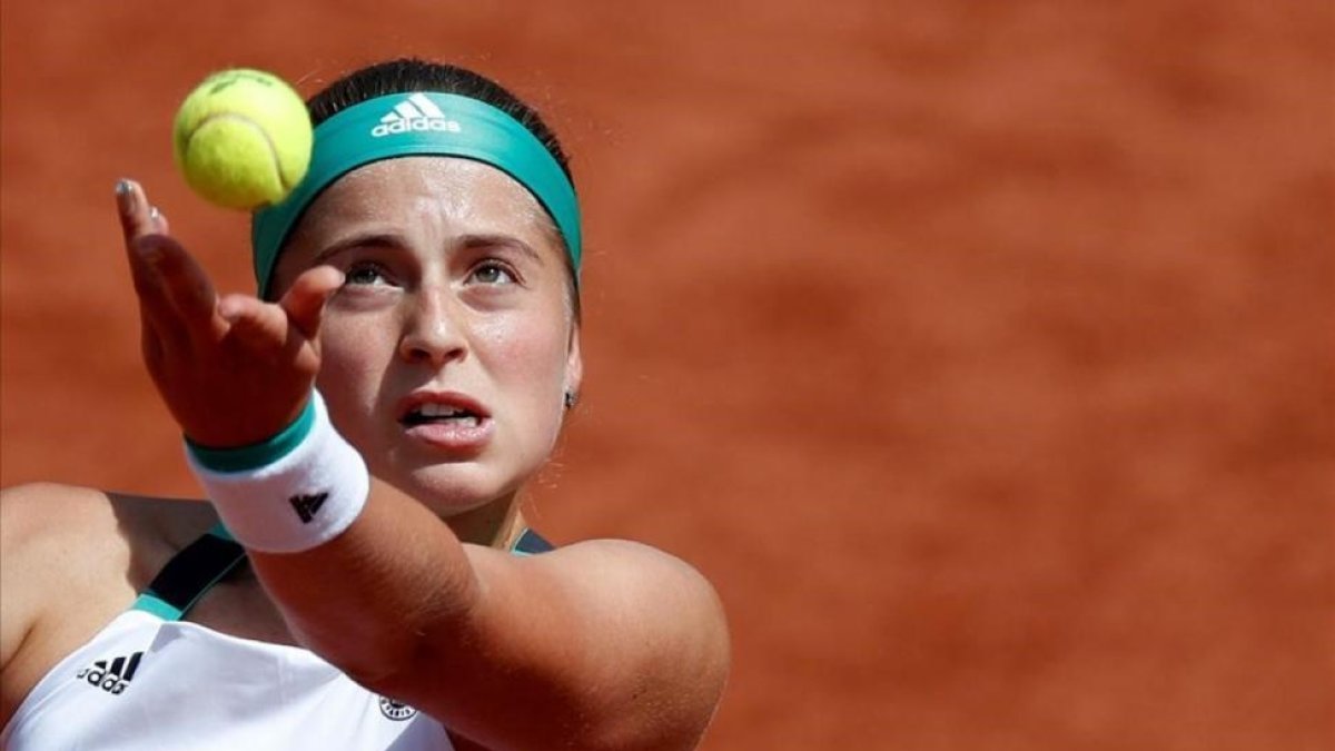 Ostapenko, durante un partido en Roland Garros.-REUTERS / CHRISTIAN HARTMANN