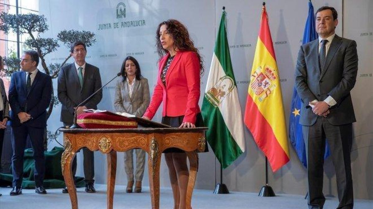La nueva consejera de Igualdad Políticas Sociales y Conciliación Rocío Ruiz,  toma posesión de su cargo ante el presidente de la Junta de Andalucía, en enero.-EFE / JULIO MUNOZ