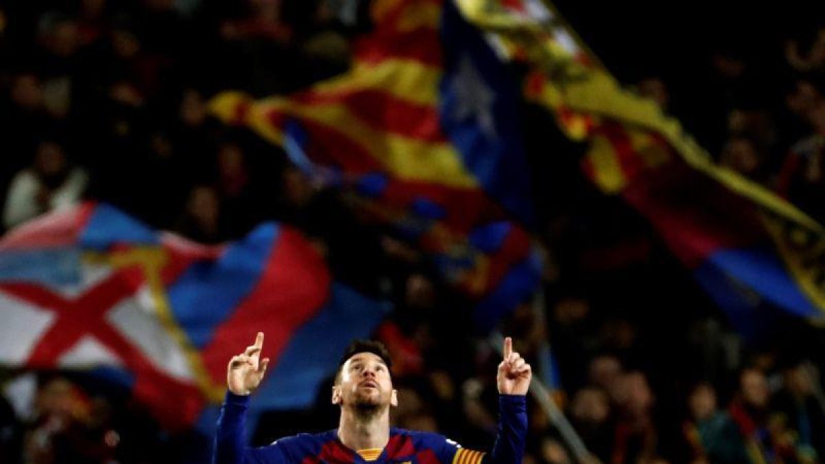Lionel Messi celebra uno de sus goles ante el Mallorca.-EFE / TONI ALBIR