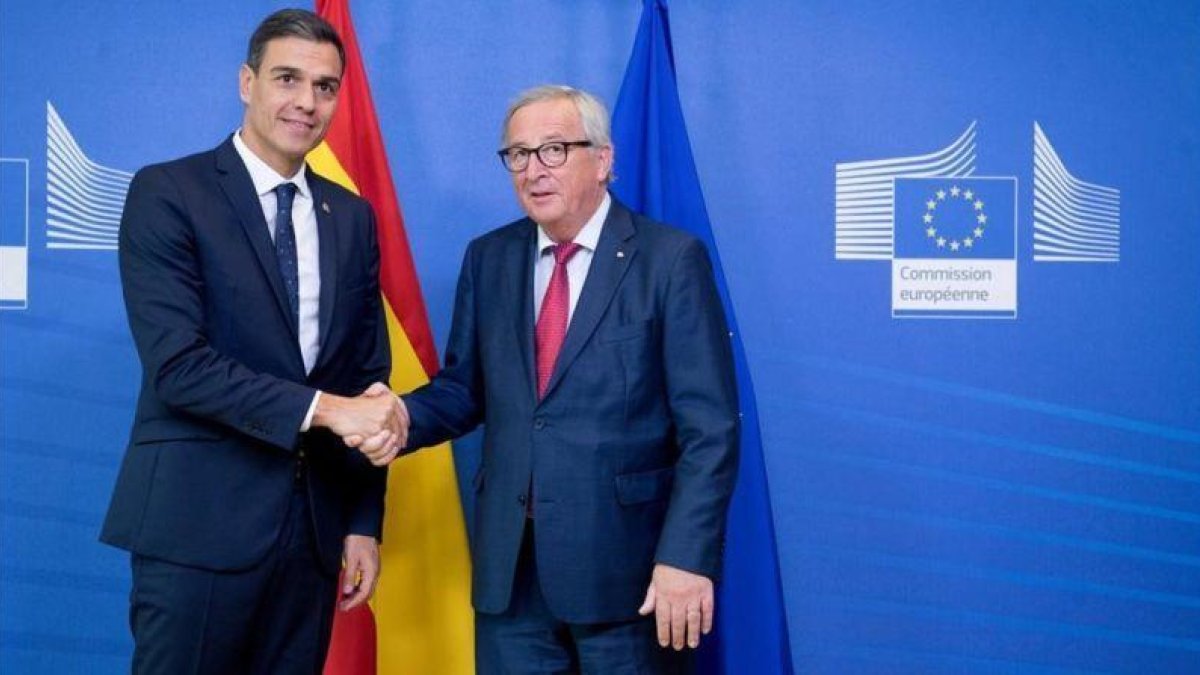Pedro Sánchez saluda al presidente de la Comisión Europea, Jean Claude Juncker, este miércoles en Bruselas.-EL PERIÓDICO