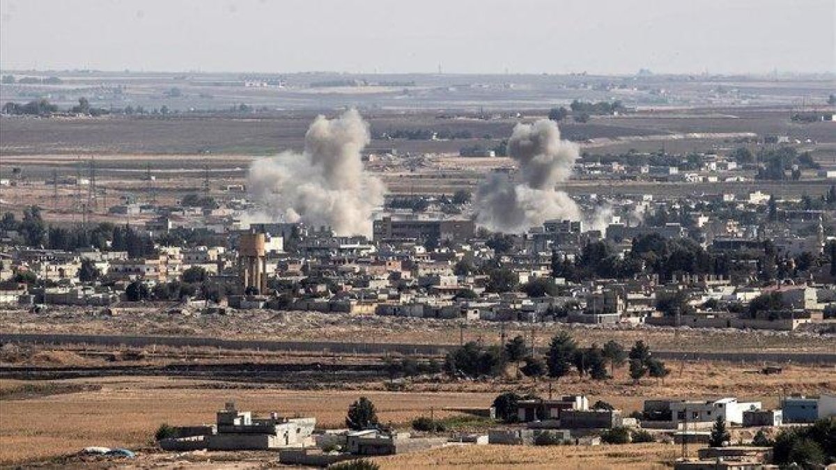 Bombardeo turco sobre una localidad en Siria.-EFE / SEDAT SUNA