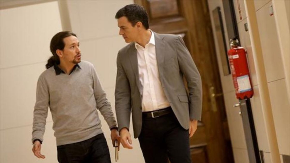 Pablo Iglesias y Pedro Sánchez, el pasado 5 de febrero, en el Congreso de los Diputados.-JOSÉ LUIS ROCA