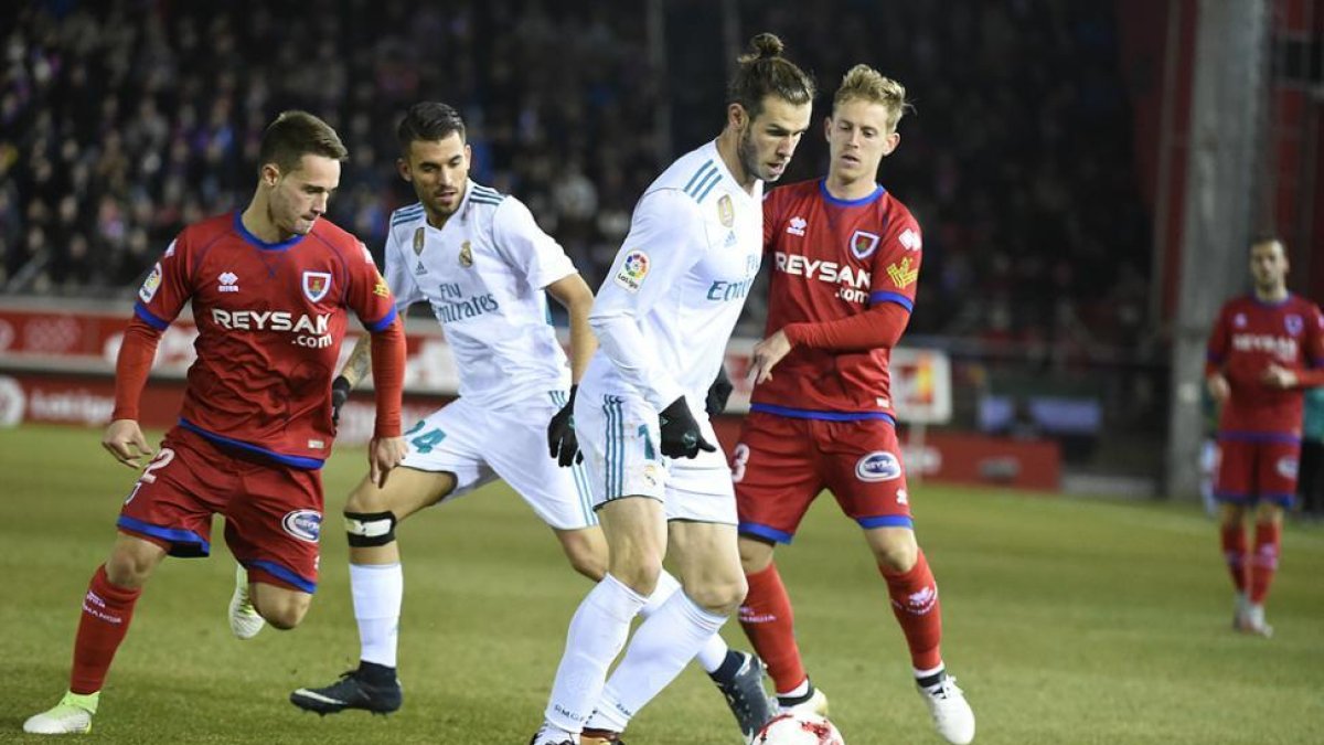 Dani Nieto y Larrea presionan a Bale, con el balón, durante el partido del pasado jueves en Los Pajaritos entre el Numancia y el Real Madrid.-VALENTÍN GUISANDE