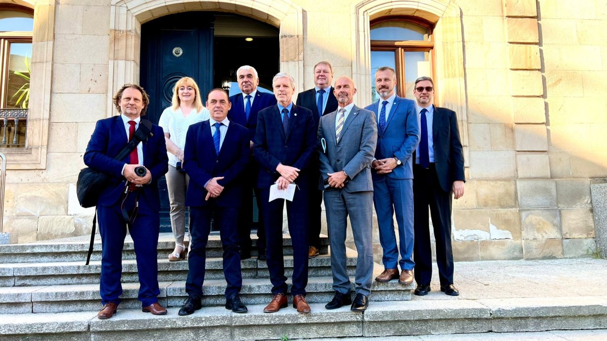 Foto de familia de la delegación checa con el presidente de la Diputación en el Palacio Provincial.-HDS