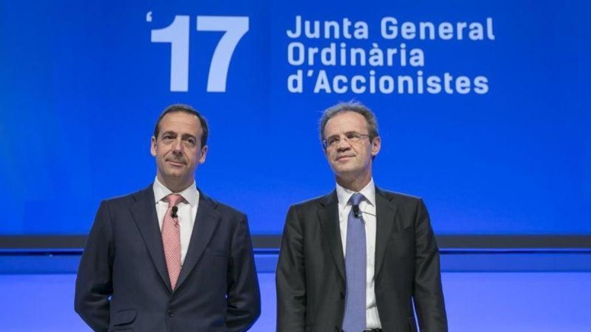 Jordi Gual y Gonzalo Gortázar, en la junta de accionsitas del 2017.-JOAN CORTADELLAS