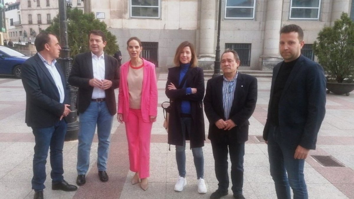 Serrano, Fernández Mañueco, Izquierdo, Madurga, De Gregorio y Jiménez el pasado miércoles en la presentación de la candidata. HDS