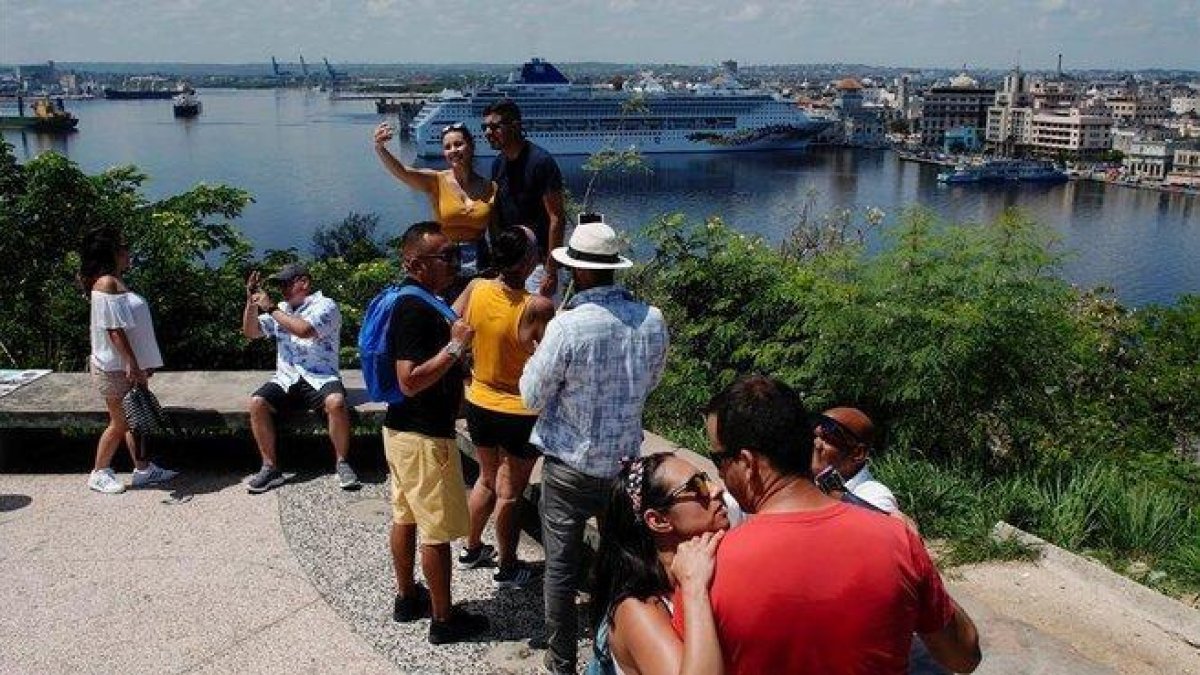Unos turistas en La Habana.-
