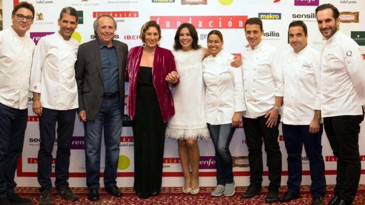 Isabel Gemio acompañada de Joan Manel Serrat, Estrella Morente y el equipo de chefs-