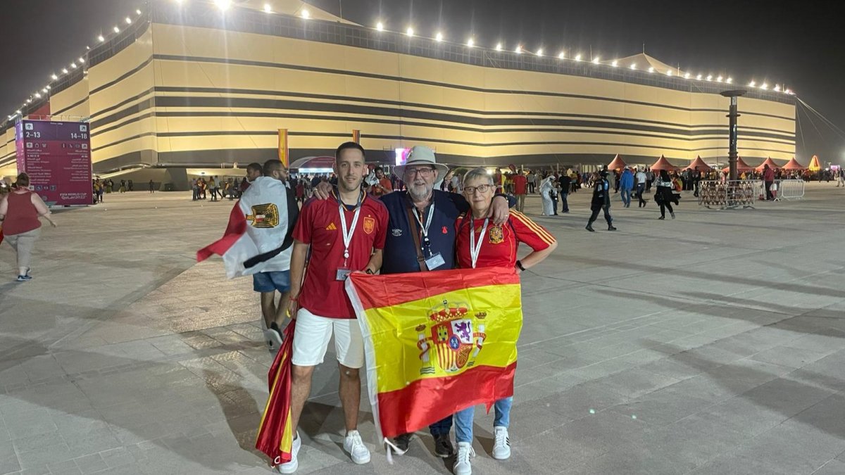 La familia Martín de Marco en las inmediaciones del Estadio de Al Bayt, en la ciudad de Al Khor, donde España juega esta tarde ante Alemania. HDS