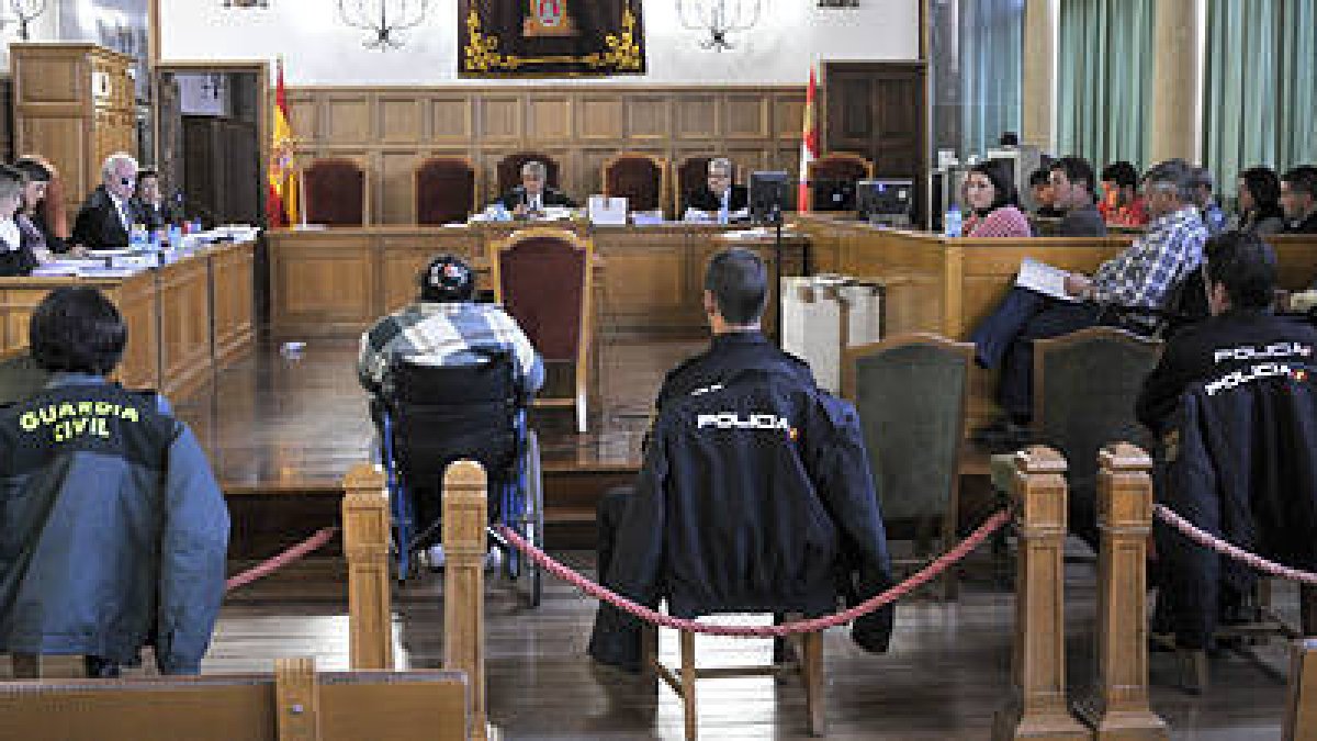 El momento del juicio en que se toma declaración a la acusada, en la sala de vistas de la Audiencia Provincial de Soria. / VALENTÍN GUISANDE-