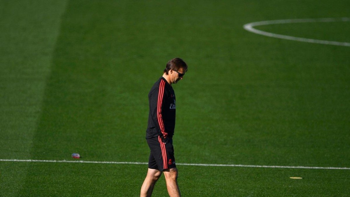 Julen Lopetegui, entrenador del Real Madrid, durante el entrenamiento de este lunes.-AFP