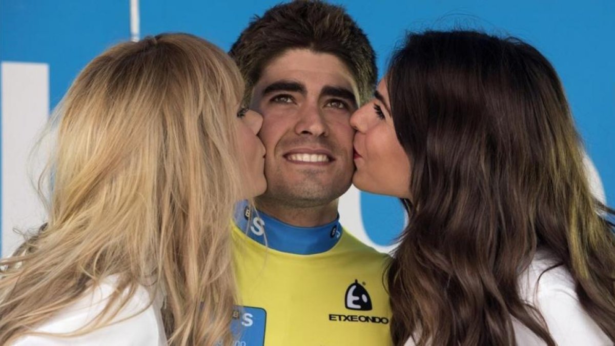 Mikel Landa, en la Vuelta al País Vasco del año pasado, con dos azafatas.-EFE / ADRIAN RUIZ DE HIERRO