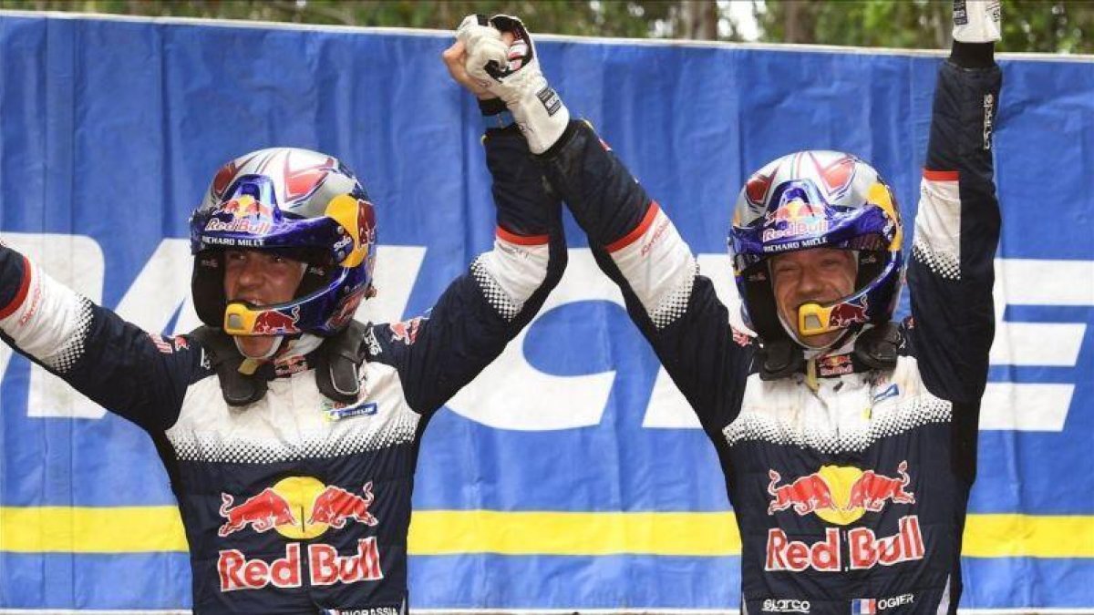 Ogier y su copiloto Ingrassia celebrando el sexto título mundial.-