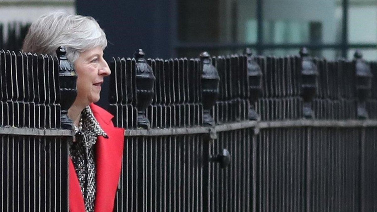 Thersa May sale por la puerta trasera de su residencia oficial del 10 de Downing Street en Londres, el 16 de noviembre del 2018-AFP / DANIEL LEAL-OLIVAS