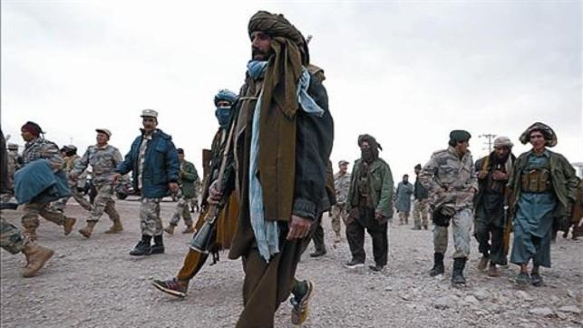 Talibanes armados, en el oeste de Afganistán, el pasado domingo. /-AP / RAHMAT GUL