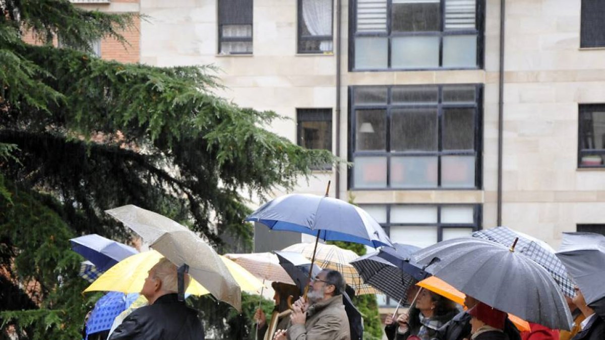 Paraguas abiertos frente a la iglesia de Santo Domingo.-DIEGO MAYOR