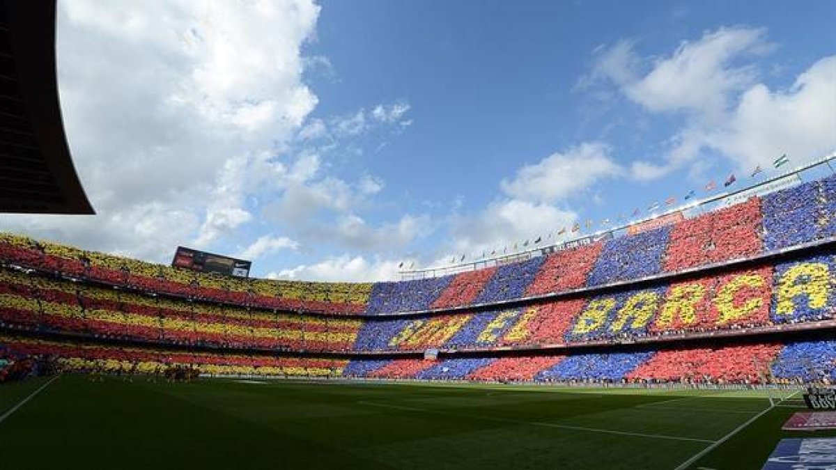 El Camp Nou luce mosaico en un partido de Liga.-Foto: JORDI COTRINA