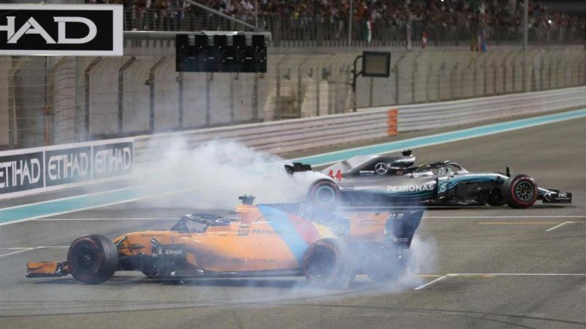 Lewis Hamilton y Fernando Alonso hacen trompos con sus monoplazas al finalizar el GP de Abu Dabi.-REUTERS / AHMED JADALLAH