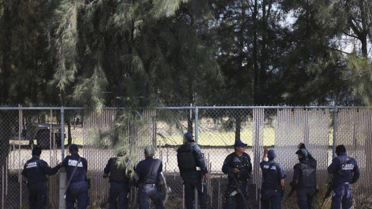 Un grupo de policías federales durante el tiroteo en un rancho de Tanhuato.-Foto: ALAN ORTEGA / REUTERS