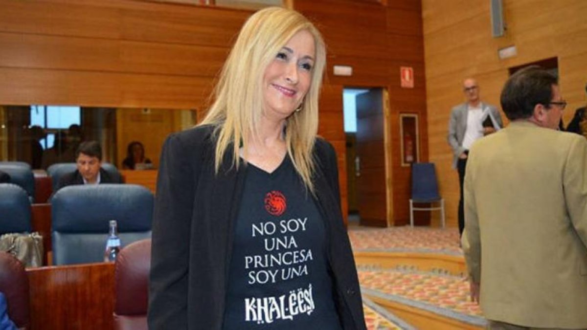 La presidenta de la Comunidad de Madrid, Cristina Cifuentes, con la camiseta.-PERIODICO