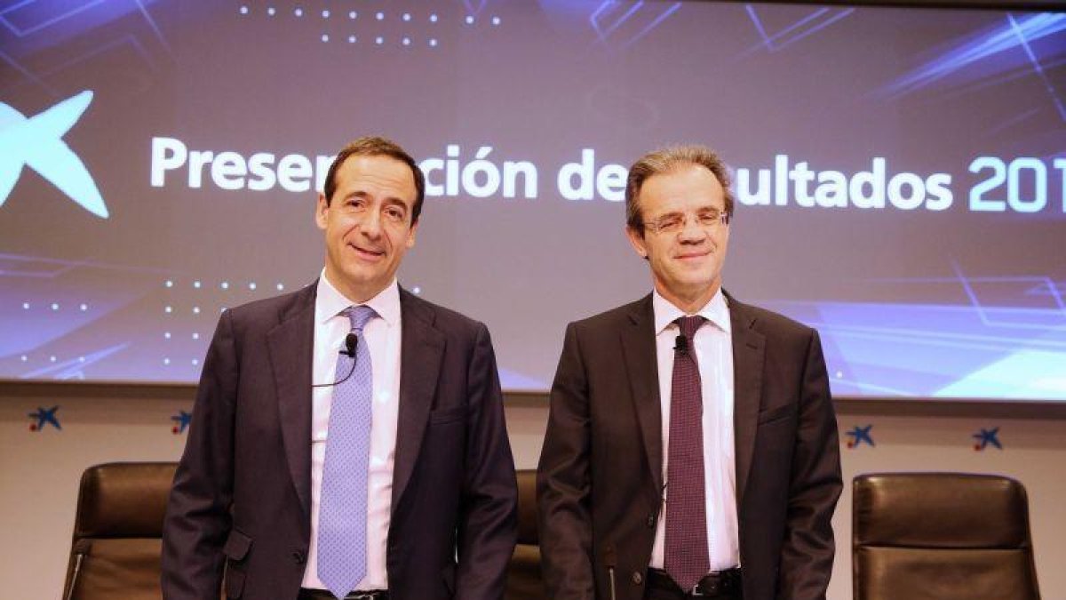 El presidente de CaixaBank, Jordi Gual (derecha), y el consejero delegado de la entidad, Gonzalo Gortázar, presentan en rueda de prensa los resultados económicos del ejercicio 2016.-JOAN CORTADELLAS