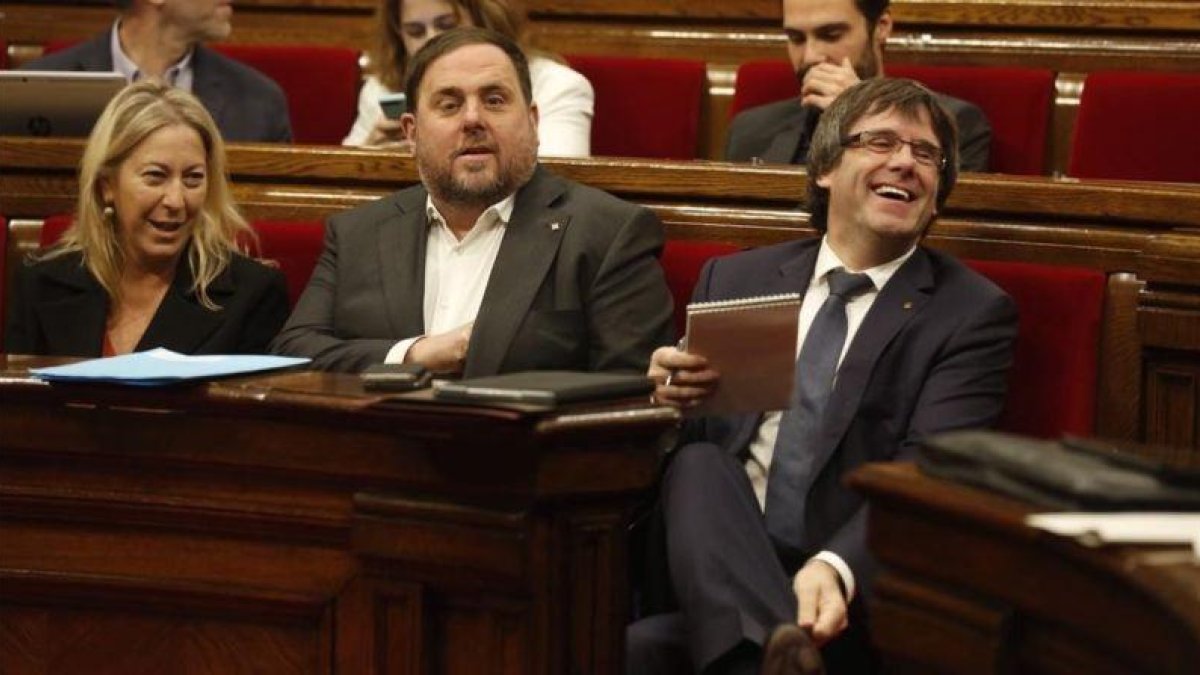 El 'president' Carles Puigdemont, el vicepresidente Oriol Junqueras y la 'consellera' Neus Munté, en una sesión de control en el Parlament.-JULIO CARBO