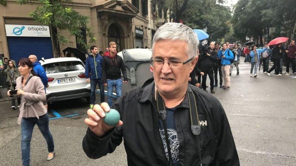Una pelota de goma empleada por la Policía Nacional en el cruce entre Sardenya y Diputació.-EL PERIÓDICO