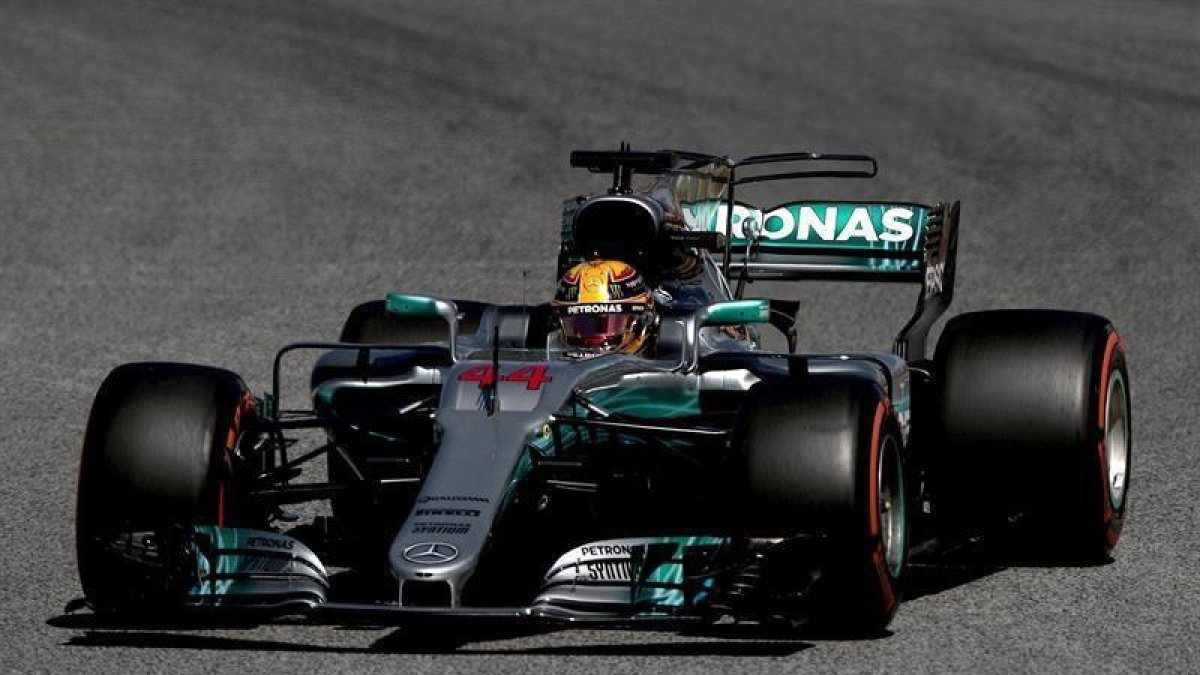 El piloto británico de Mercedes, Lewis Hamilton, durante la tercera sesión de entrenamientos libres del GP de España de F1 que se disputa en el circuito de Barcelona-Catalunya.-EFE