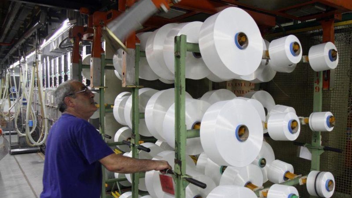 Imagen de un trabajador de la industria textil.-JOAN CASTRO (ARCHIVO)
